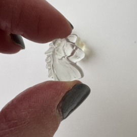 Tiny eenhoorntje van fluoriet - zeer licht groenachtig