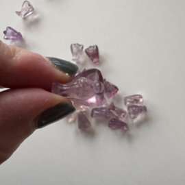 Tiny engeltje van fluoriet -zachtroze tot zachtviolet