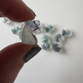 Tiny eenhoorntje van fluoriet - multi colour voornamelijk met lichtgroen