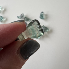 Tiny engeltje van fluoriet - licht groen /groenbruin