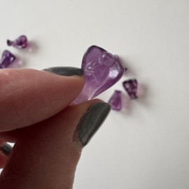 Tiny engeltje van fluoriet - donker violet