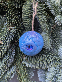 Drakenoog kerstbal lichtblauw met lila =/- 4 a 4,5 cm