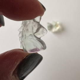 Tiny eenhoorntje van fluoriet - zeer licht groenachtig