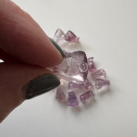 Tiny engeltje van fluoriet -zachtroze tot zachtviolet