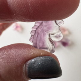 Tiny eenhoorntje van fluoriet - zacht violet/roze