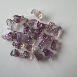 Tiny engeltje van fluoriet -zachtroze tot zachtviolet