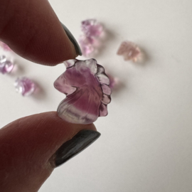 Tiny eenhoorntje van fluoriet - zacht violet/roze