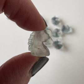 Tiny eenhoorntje van fluoriet - multi colour voornamelijk met lichtgroen