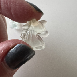 Tiny eenhoorntje van fluoriet - zeer licht groenachtig