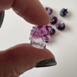 Tiny eenhoorntje van fluoriet - donker violet/paars