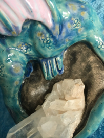 Blauwe en lila draak met bergkristal