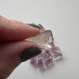 Tiny engeltje van fluoriet -zachtroze tot zachtviolet