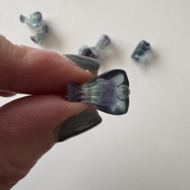 Tiny engeltje van fluoriet - multi colour donker