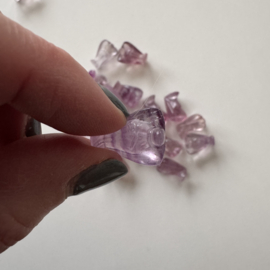 Tiny engeltje van fluoriet -zachtroze tot zachtviolet