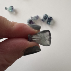 Tiny engeltje van fluoriet - multi colour donker