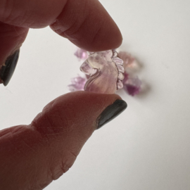 Tiny eenhoorntje van fluoriet - zacht violet/roze
