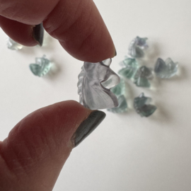 Tiny eenhoorntje van fluoriet - multi colour voornamelijk met lichtgroen