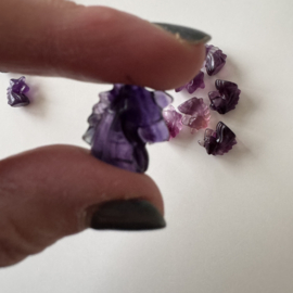 Tiny eenhoorntje van fluoriet - donker violet/paars