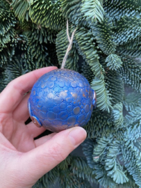 Drakenoog kerstbal blauw met goud =/-7 a  6,5 cm