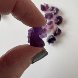 Tiny eenhoorntje van fluoriet - donker violet/paars