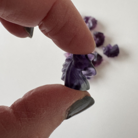Tiny eenhoorntje van fluoriet - donker violet/paars