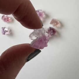 Tiny eenhoorntje van fluoriet - zacht violet/roze