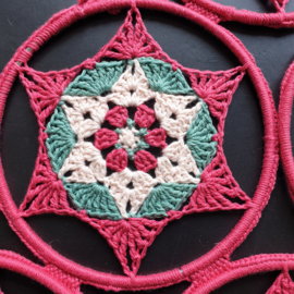 Gratis haakpatroon - Mandala rood van 15 cm