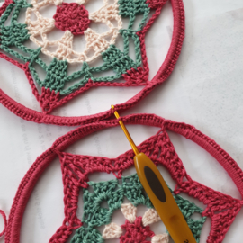 Gratis haakpatroon - Mandala rood van 15 cm
