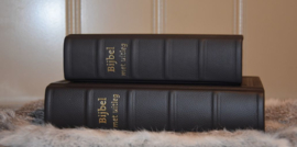 Bijbel met uitleg MIDDEL 170 x 240 mm, in luxe leren band en cassette - MET 2 koperen sloten