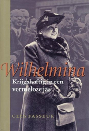 FASSEUR, Cees - Wilhelmina krijgshaftig in een vormeloze jas