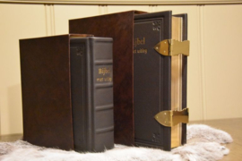Bijbel met uitleg KLEIN 140 x 198 mm, in luxe leren band en cassette - ZONDER sloten