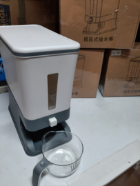 Rice dispenser with measuring cup