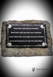 Gedenksteen met gedenkplaatje "treur niet"