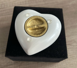 Hartvormige mini urn wit  inclusief standaard