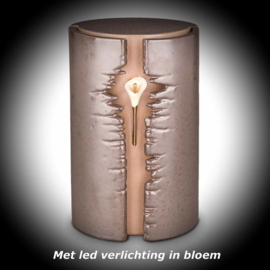 Keramische urn met lichtje in Aronskelk bloem