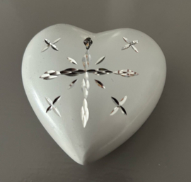 Hartvormige mini urn wit  inclusief standaard