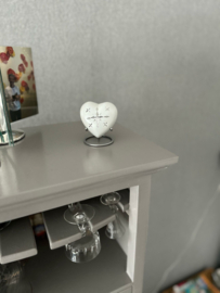 Hartvormige mini urn wit  inclusief standaard