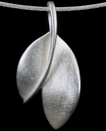 Leaf shaped pendant for Ashes