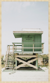 schilderij Forex met blanke lijst | 70x118cm | Summer Time 011 | een groene strandwachters hut.