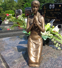 Beeld brons - Grafdecoratie - Biddende vrouw - Bronzartes - 31 cm hoog