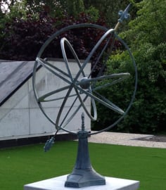  Tuinbeeld - bronzen beeld - Zonnewijzer  67 cm. - Bronzartes - 74 cm hoog