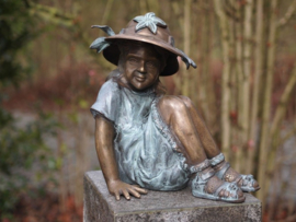 Tuinbeeld - bronzen beeld - Zittend meisje met hoed - Bronzartes - 36 cm hoog