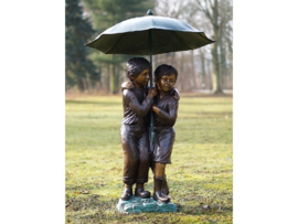 Tuinbeeld - groot bronzen beeld - 2 kinderen onder paraplu - Bronzartes
