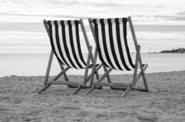 80 x 120 cm - Plexiglas schilderij - Strandstoeltjes - foto zwart wit - fotokunst afbeelding op acryl