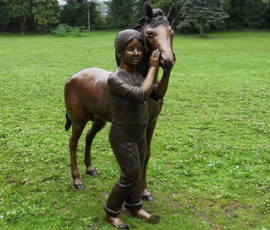 Tuinbeeld - groot bronzen beeld -  meisje met pony - Bronzartes