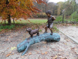 Tuinbeeld - groot bronzen beeld - Jongen met hond op boom - Bronzartes