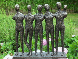 Tuinbeeld - bronzen beeld - 5 Mannen en kind - Bronzartes - 48 cm hoog