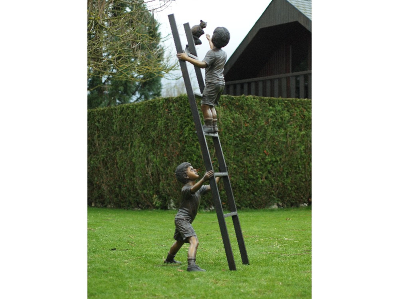 Tuinbeeld - groot bronzen beeld kinderen op ladder - Bronzartes | Bronzartes bronzen tuinbeelden en beelden | Trendykunst