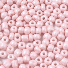 R104- 20gram (180st) glazen baking painted rocailles 4-5mm misty rose