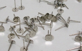 10 stuks platte oorstekers van 6mm breed zilverkleur